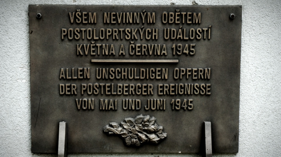 Pamětní deska na postoloprtském hřbitově připomínající oběti poválečných masakrů byla odhalena v roce 2010.
