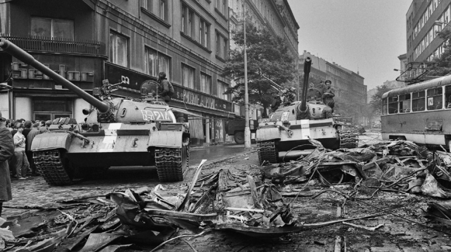 Sovětské tanky před budovou rozhlasu na Vinohradské. Foto: Jiří Všetečka