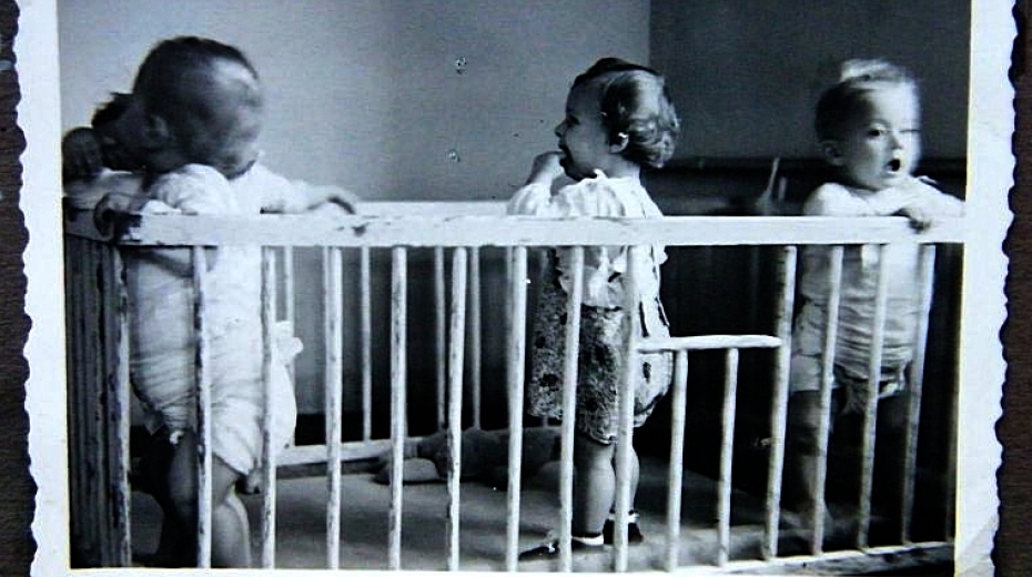 Lidické děti, snímek pořízený bhěem jedné z tajných návštěv, uchovaný v albu tety Veroniky Rýmonové.