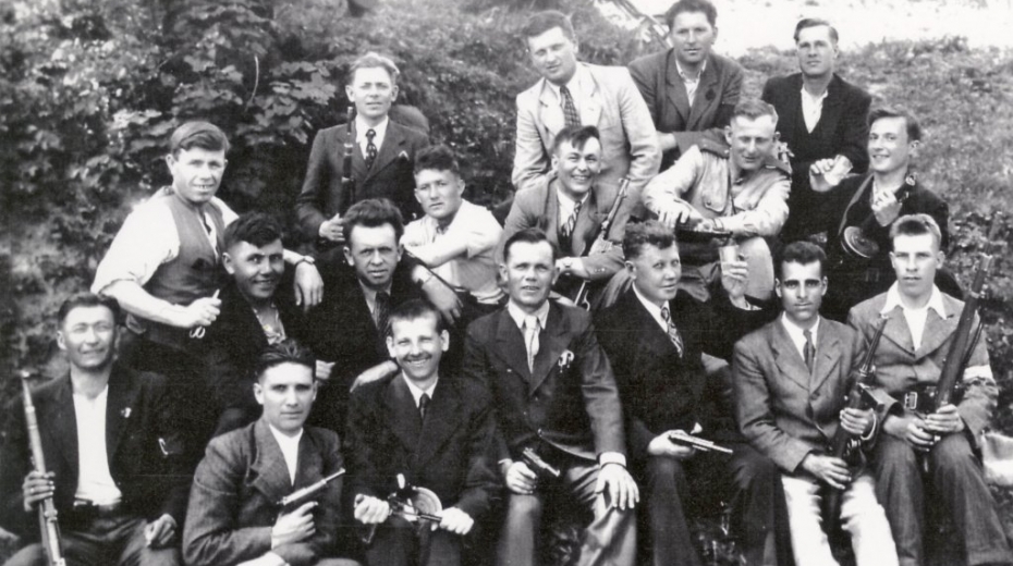 Skupina ruských zajatců ukrývaných na Kunčicích, nahoře ve světlém obleku Bohumil Moravec. Zdroj: archiv Stanislava Adamce