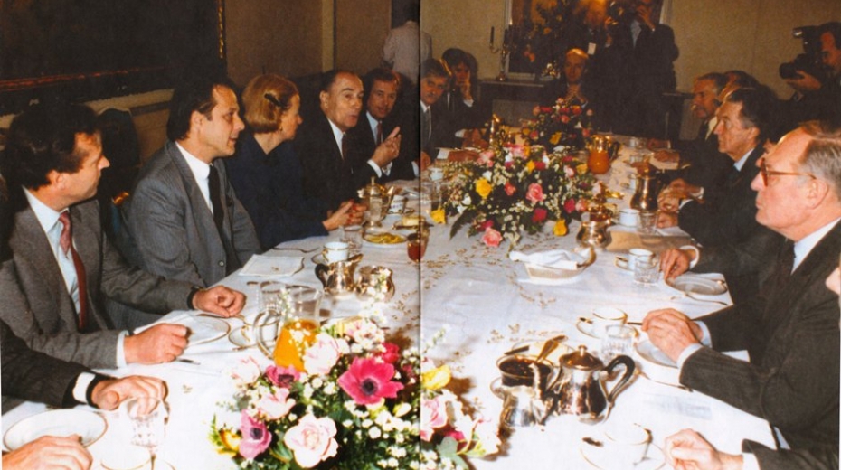 François Mitterrand podmínil svou návštěvu komunistického Československa setkáním s disidenty.