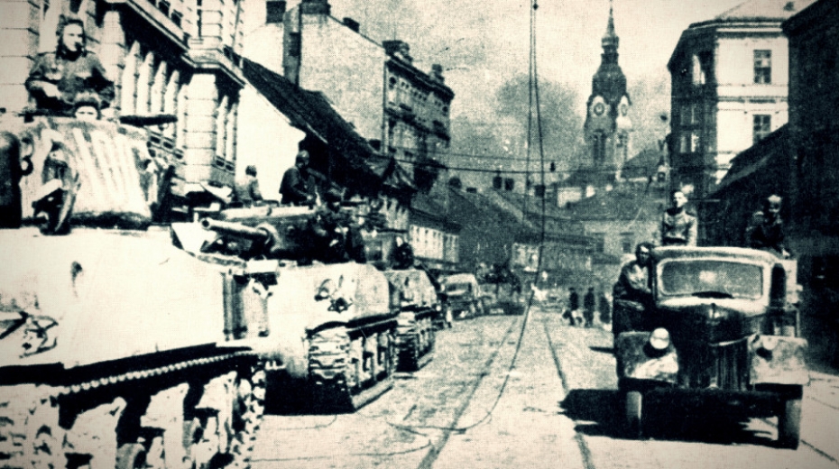 Sovětští vojáci v Křenové ulici v Brně v dubnu 1945 v tancích americké výroby M4 Sherman.