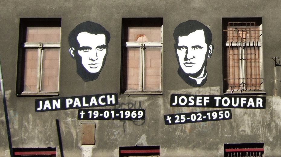 Neoficiální památník Jana Palacha a Josefa Toufara na budově bývalého Borůvkova sanatoria v Legerově ulici. Foto: Wikimedia Commons