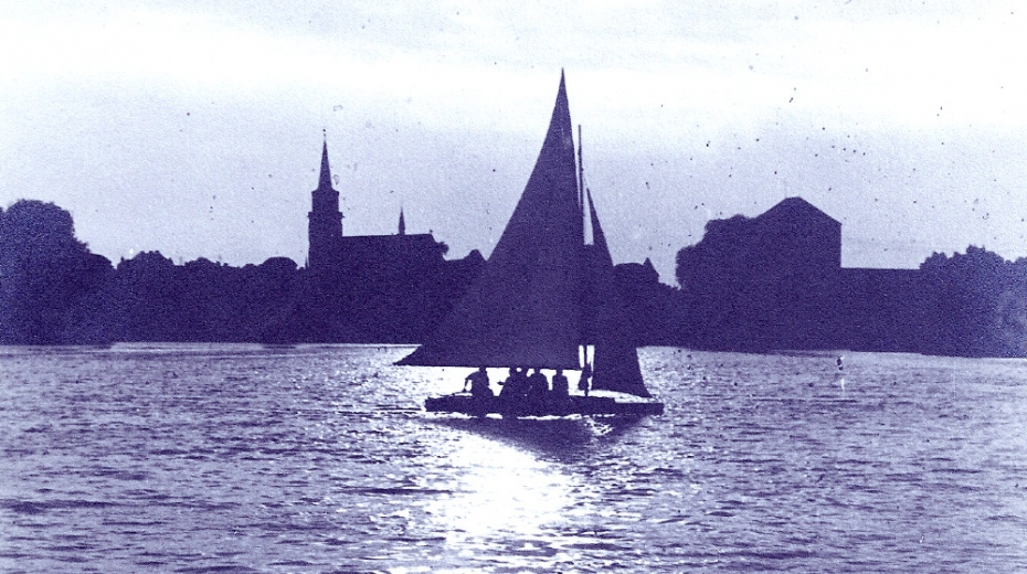 Vorvaň na vodě v roce 1946.