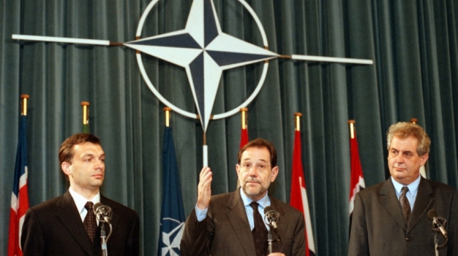 První vlna rozšiřování NATO v březnu 1999 - generální tajemník NATO Javier Solana spolu s premiéry Maďarska a Česka Viktorem Orbánem a Milošem Zemanem 