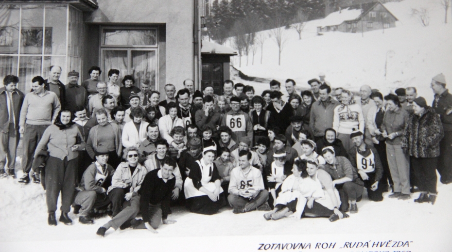 Zimní odborářská rekreace v zotavovně ROH v Benecku, 1960. Zdroj: archiv pamětnice Jitky Veselé