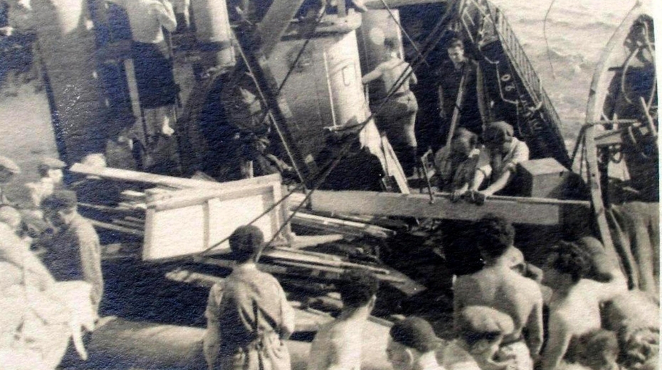 Demontáž lodi Atlantic při nedostatku paliva. Zdroj: archiv pamětnice, dodala Jitka Radkovičová