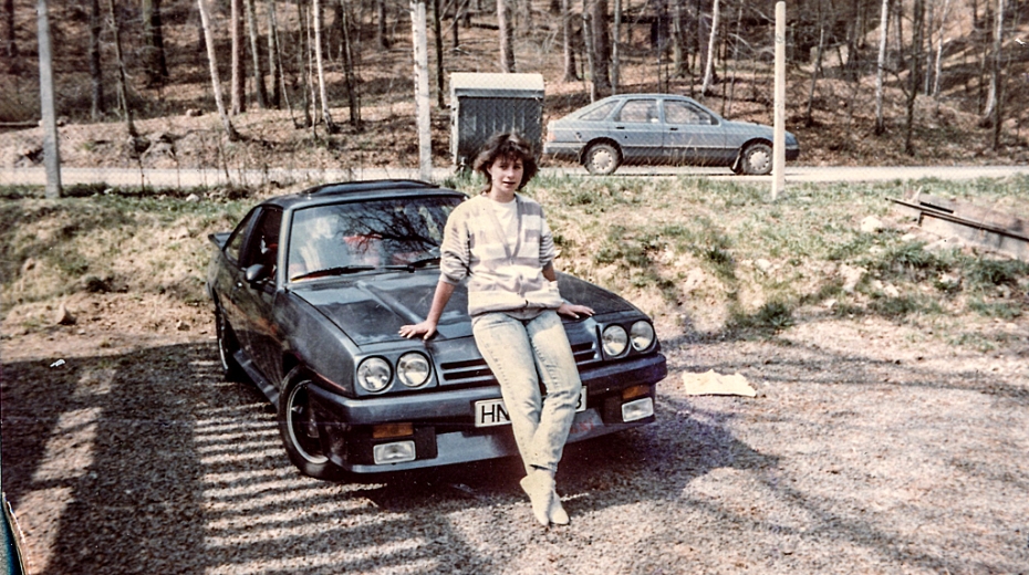 Krystina Hauck a Opel Manta, v němž se pokusila o útěk. Zdroj: archiv pamětnice