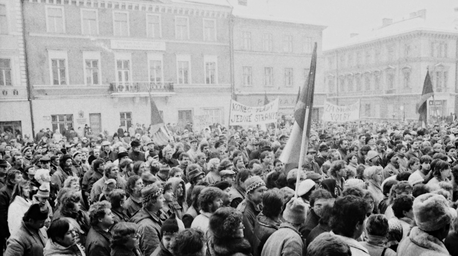Generální stávka 27. listopadu 1989 na náměstí v Jaroměři. Zdroj: archiv pamětnice a Městské muzeum v Jaroměři