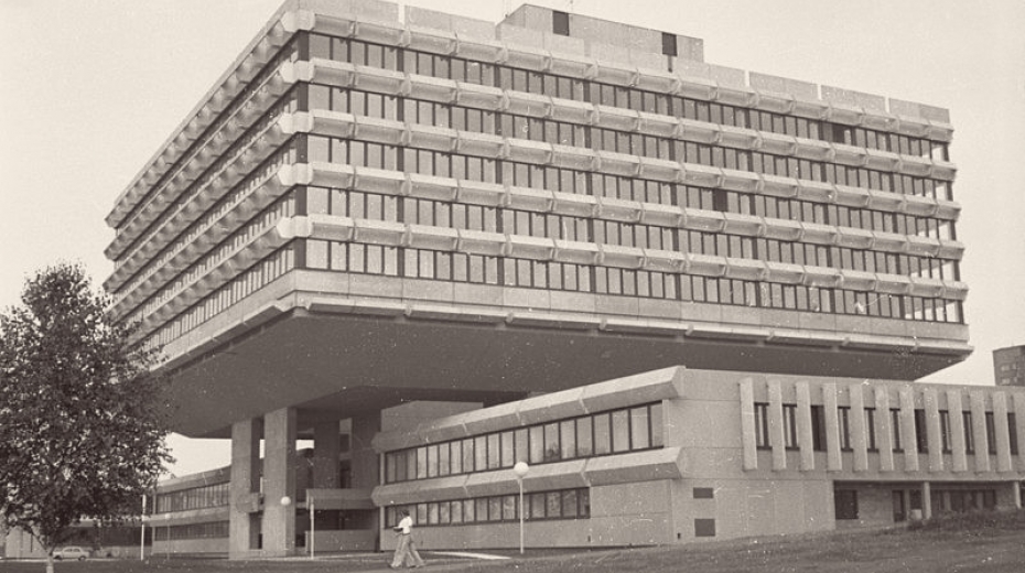 Budova podniku zahraničního obchodu Koospol ve Vokovicích v roce 1977.