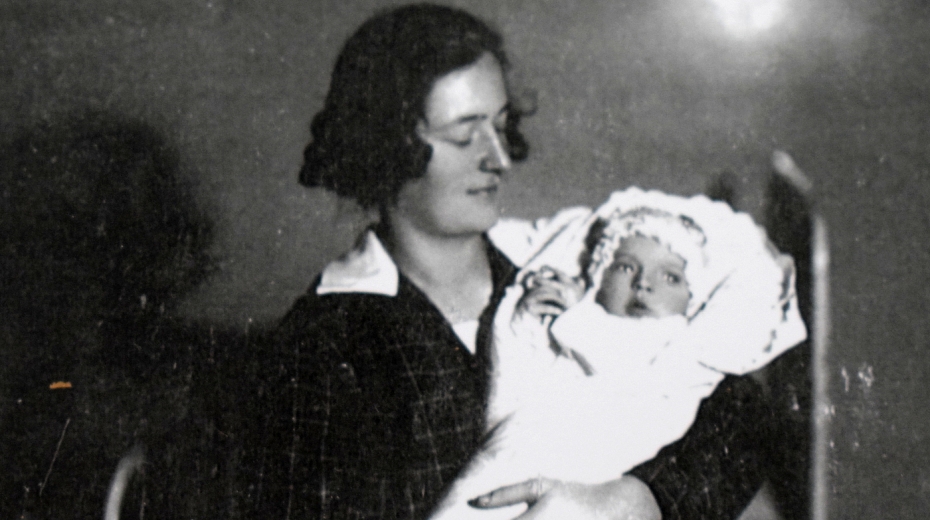 Marie Vanická se synem Bohuslavem Vokounemv roce 1928. Zdroj: archiv pamětníka