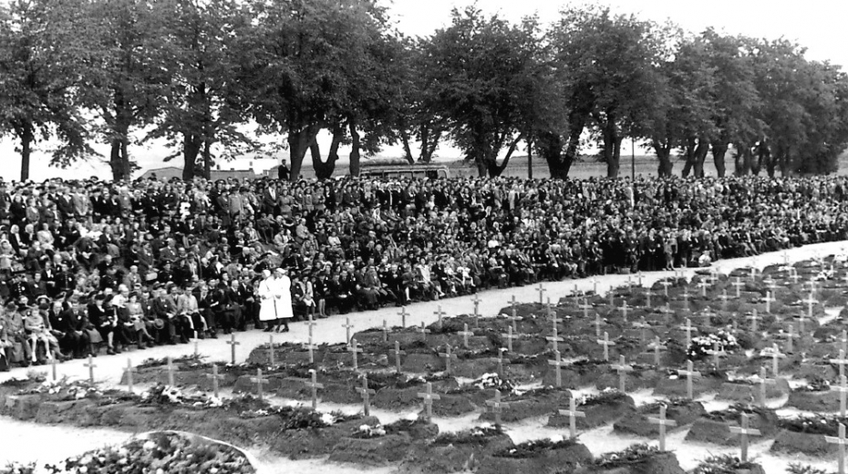 Národního pohřbu se 16. září 1945 účastnili bývalí vězni, pozůstalí, představitelé politického a veřejného života poválečného Československa. Foto: Karel Šanda