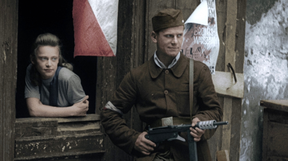 Všudypřítomné polské vlajky a mladí bojovníci i bojovnice během varšavského povstání. Foto: Muzeum Varšavského povstání/Polský institut v Praze