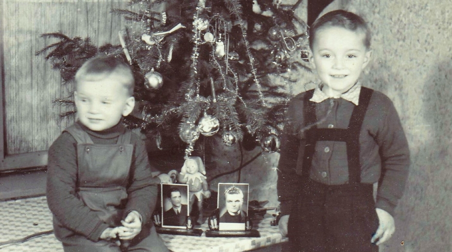 Synové Petra Záleského o Vánocích roku 1959, druhých bez tatínka a strýce, kteří byli ve vězení. S rodinou byli alespoň na fotografiích. Zdroj: Paměť národa