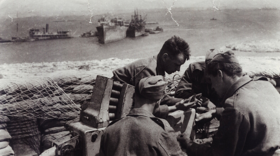 Výcvik v rozbombradovaném tobruckém přístavu, zcela vpravo Josef Hercz. Zdroj: archiv pamětníka