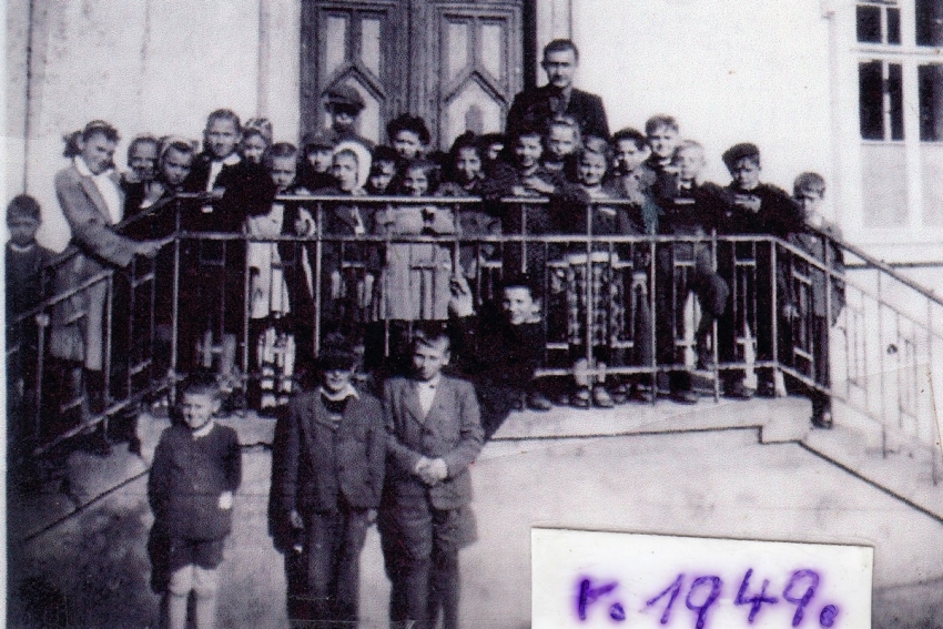 Školní fotografie dětí nových osídlenců z roku 1949 z Koclířova. Zdroj: archiv pamětníka
