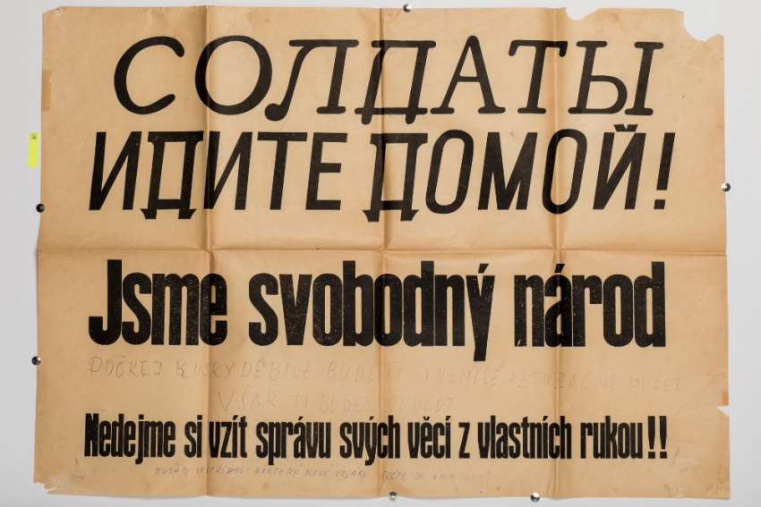 Jeden z protiokupačních plakátů, které lidé po 21. srpnu 1968 vylepovali v ulicích či výlohách. Foto: Paměť národa