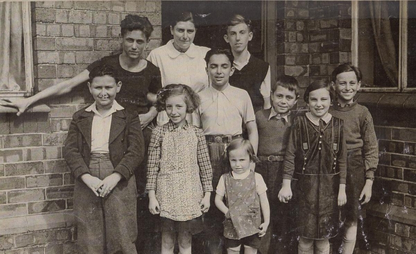 Zachráněné děti v Anglii v roce 1940, Asaf třetí zprava, jeho bratr první vlevo.