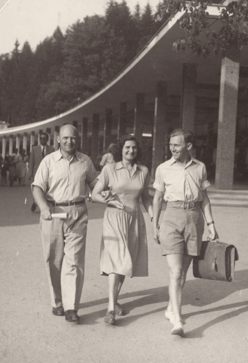 Mikuláš (vpravo) se starším bratrem Gejzou a jeho ženou v Luhačovicích v roce 1946. Foto: Paměť národa