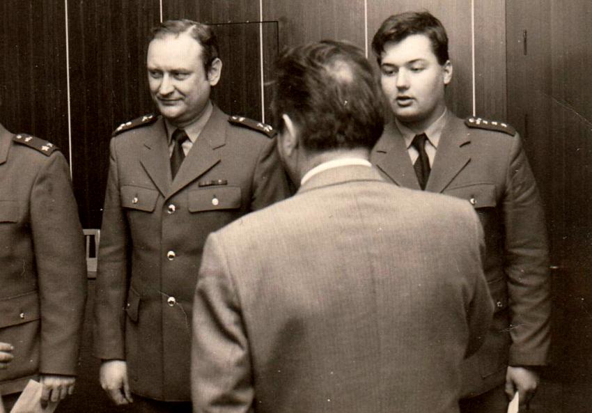 Generál Carda uděluje Vítu Iblovi odměnu za vzornou službu, 1989