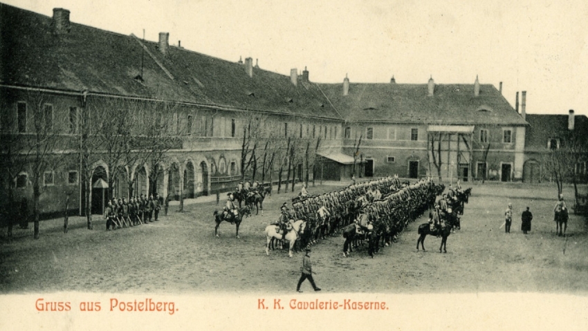 Kasárna v Postoloprtech v roce 1905, kdy v nich sídlila císařská kavalerie. Zdroj: CC0 1.0