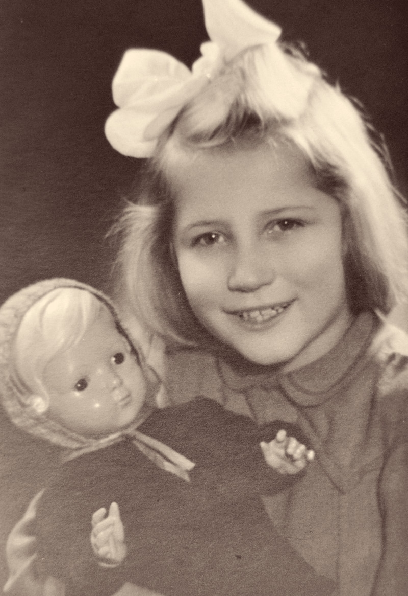 Jedna z dívek umístěná v penzionátu Voršilek. Fotografie byly pořízeny pro patrony dětí. Foto: Paměť národa