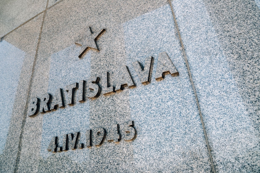 Na stěnách obřadní síně památníku Slavín jsou vyryta jména slovenských měst a datum jejich osvobození Rudou armádou. Foto: 123RF