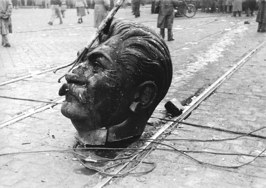 Hlava Stalina ze sochy stržené v Budapešti během povstání. Foto: CC BY-SA 3.0