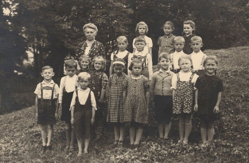 Alžběta Ohlídalová rozená Šlesingerová se spolužáky v německé škoe, stojí v dolní řadě čtvrtá zprava, rok 1940. Zdroj: Paměť národa / archiv pamětnice Alžběty Ohlídalové.