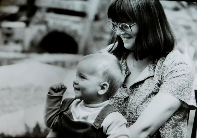 Hana Holcnerová s dcerou Veronikou, 1985. Zdroj: Paměť národa / archiv Hany Holcnerové