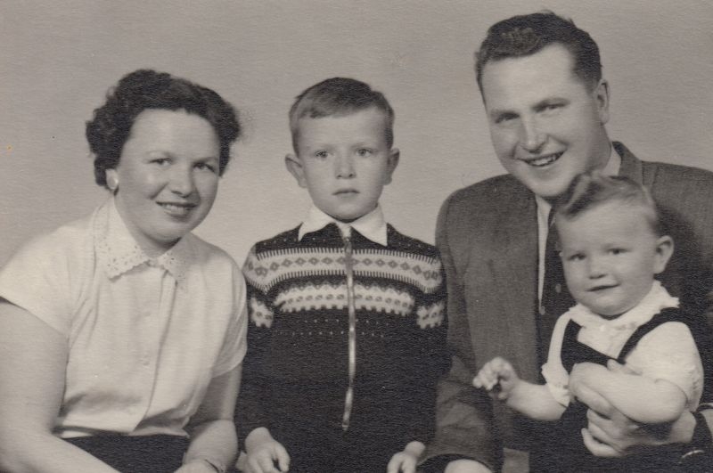 Manželé Editha a Vincenc Krejčí se syny Václavem a Petrem, rok 1959. Zdroj: Paměť národa / archiv pamětnice Edithy Krejčí