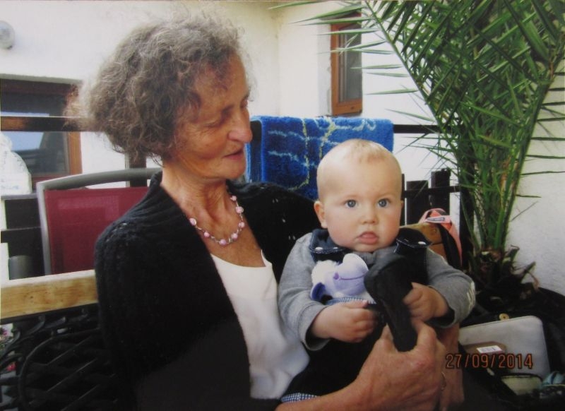 Vendulka Jozífová s vnučkou. Zdroj: Paměť národa / archiv pamětnice