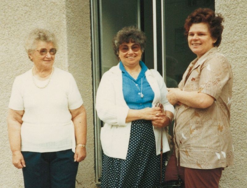 Snímek z roku 1985 zachycuje setkání Alžběty Ohlídalové (vpravo) a její německé kamarádky Irmgard v Červené Vodě. Zdroj: Paměť národa / archiv pamětnice Alžběty Ohlídalové