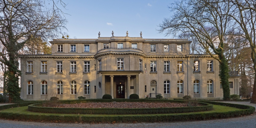 Vila ve Wannsee, kde se konference konala. Zdroj: A. Savin (WikiCommons), CC BY-SA 3.0