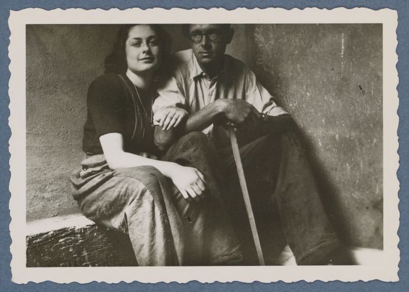 Snímek z alba G. T. Vlevo Lucie Weisbergerová, vpravo pravděpodobně Petr Kien. Zdroj: archiv rodiny Weinerových
