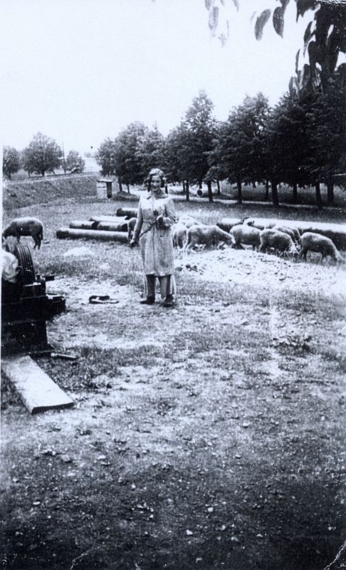 Doris Grozdanovičová před hradbami Terezína. Zdroj: Paměť národa / archiv pamětnice