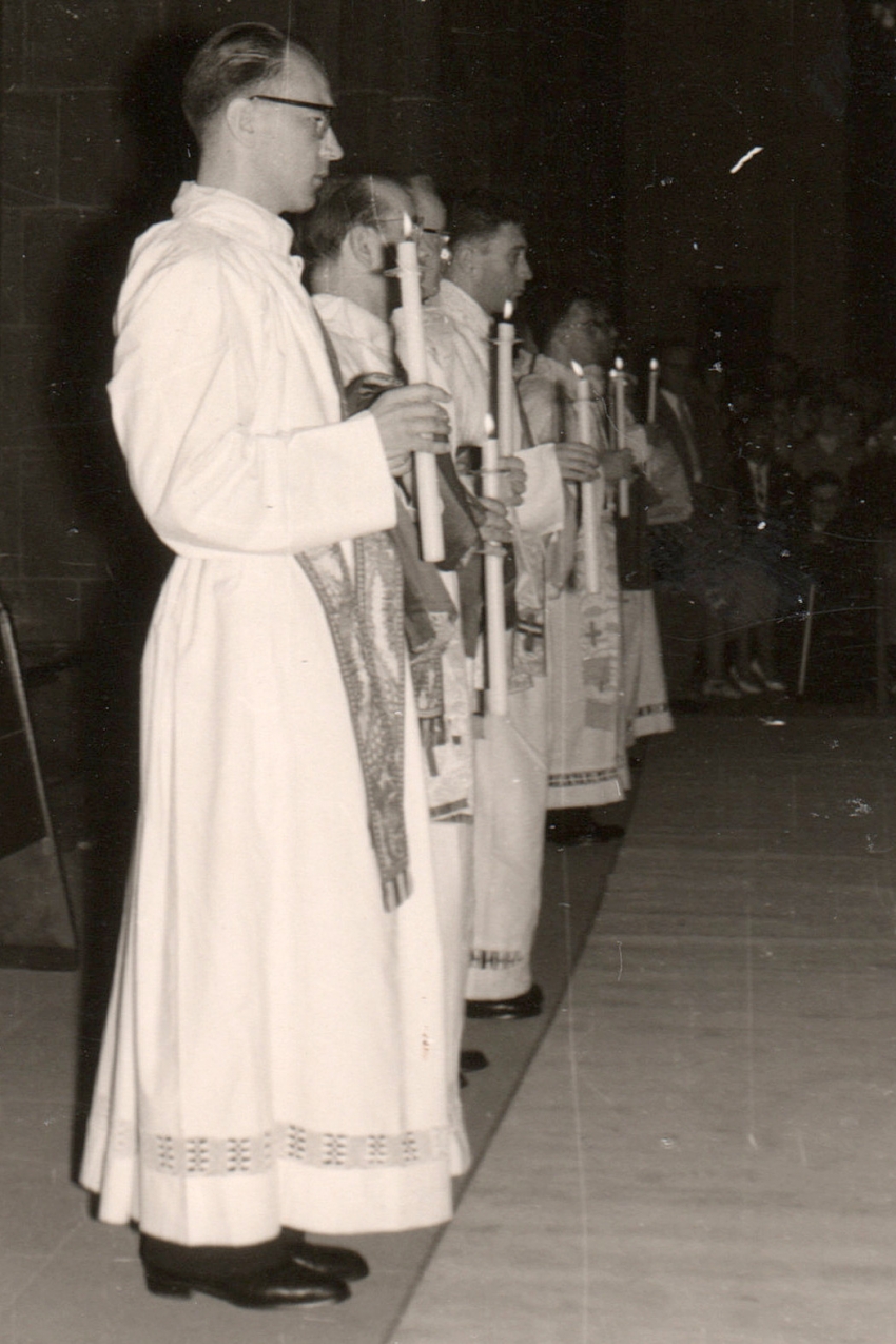 Ludvík Armbruster (vepředu) při kněžském svěcení, dóm ve Frankfurtu nad Mohanem, 1959. Zdroj: archiv pamětníka