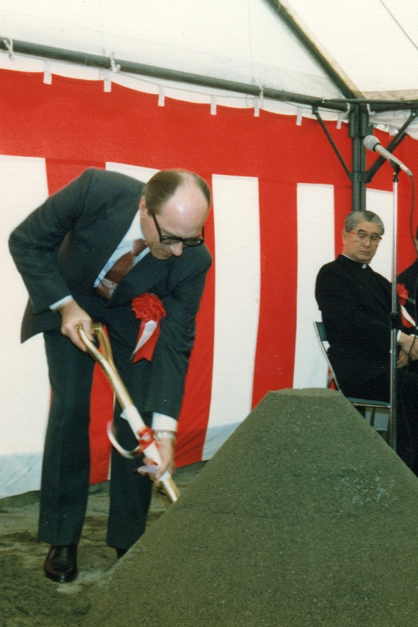 Ludvík Armbruster (vepředu) při zahájení stavby univerzitní knihovny, Sophia University, Tokio, cca 1980. Zdroj: archiv pamětníka