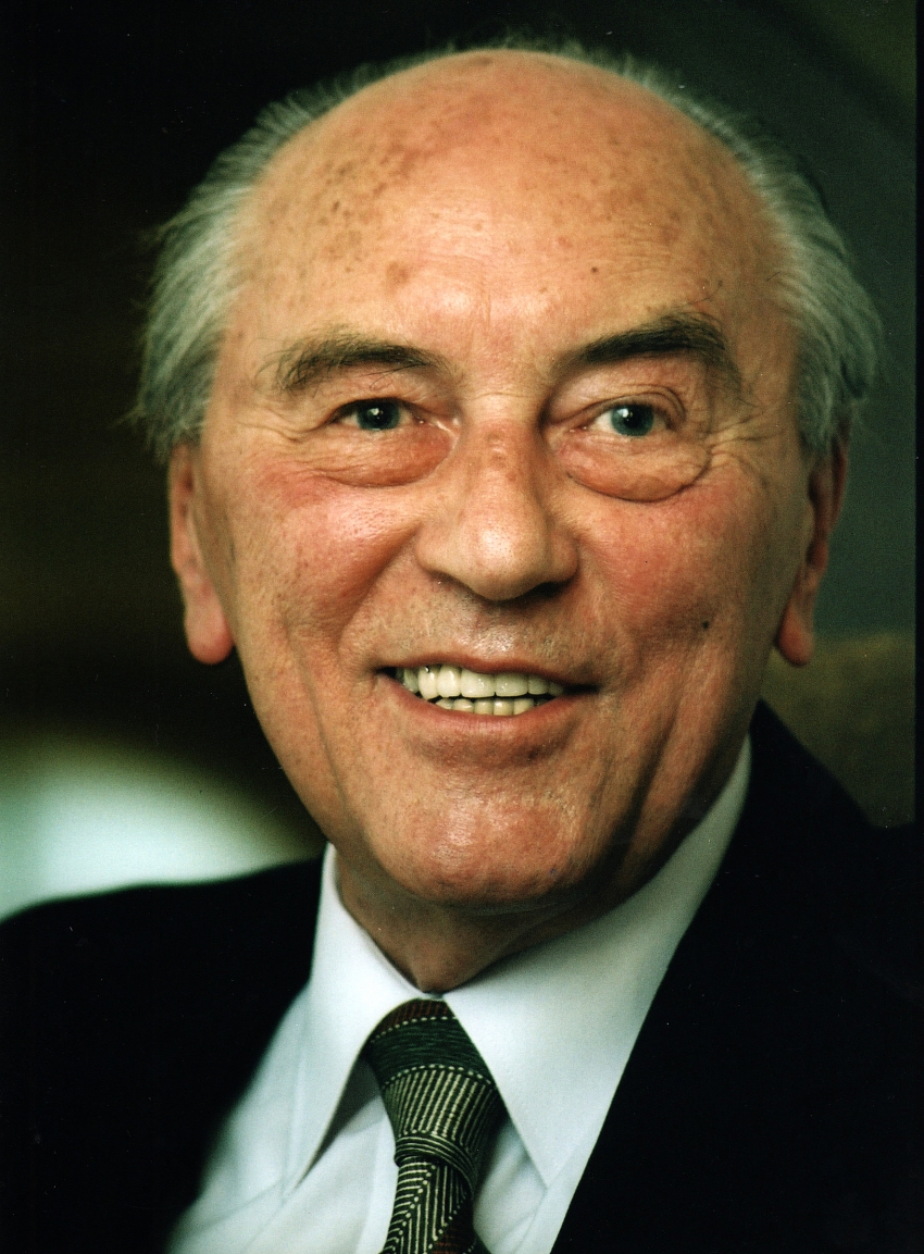Ludvík Armbruster, fotografie z jeho přednášky ve Faustově domě, Praha, rok 2000. Zdroj: archiv pamětníka