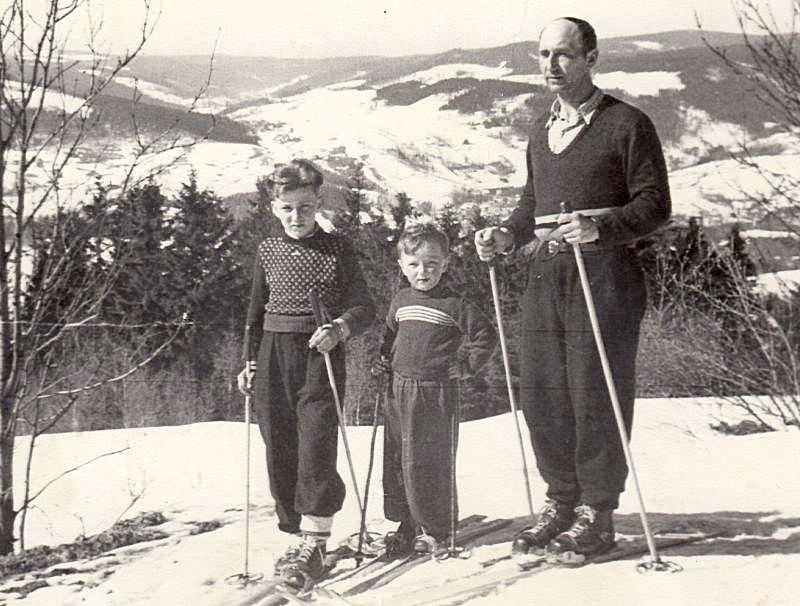 Vladimír Mikan uprostřed, otec Antonín Mikan vpravo. Zdroj: archiv pamětníka