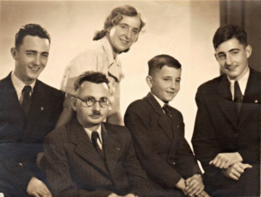 Vladimír (vpravo) s rodiči a bratry. Zdroj: archiv pamětníka