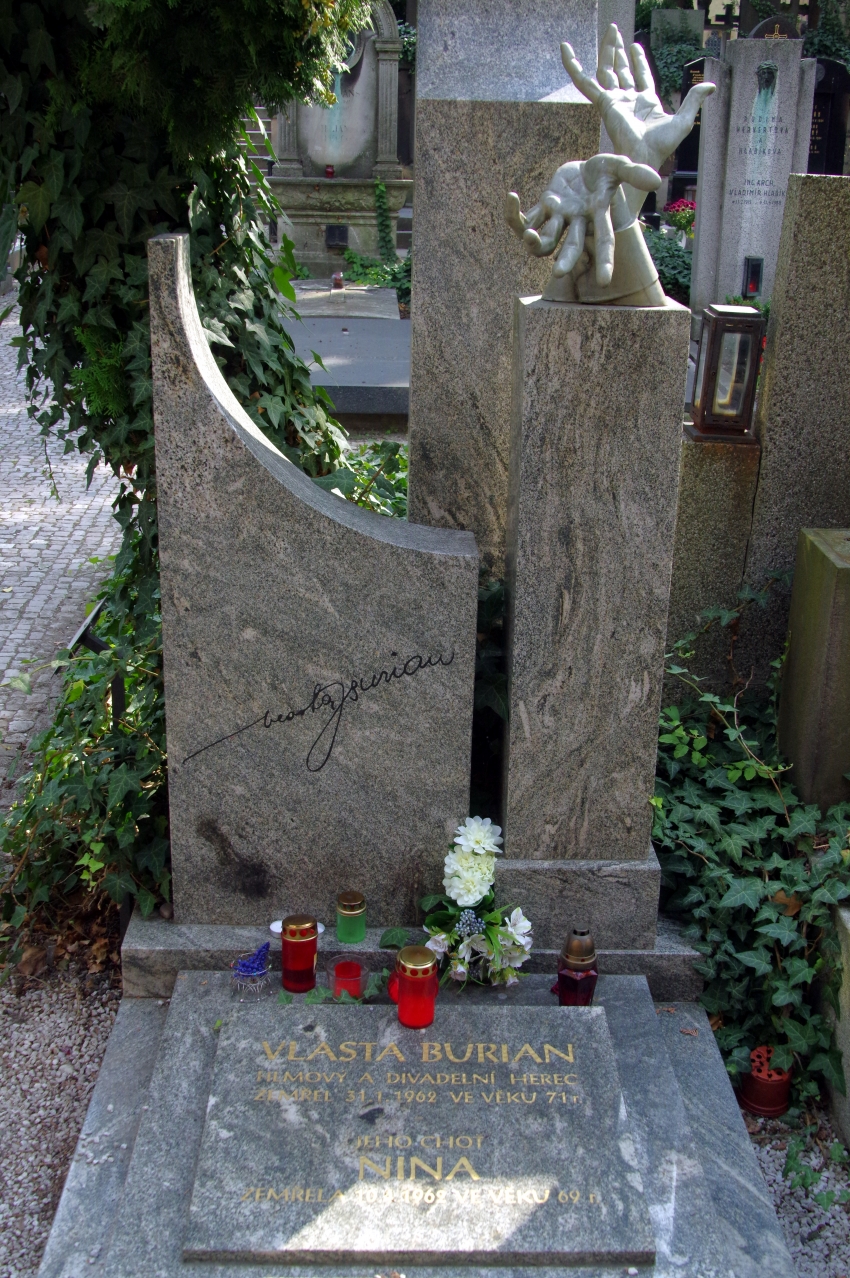 Hrob Vlasty Buriana na vyšehradském hřbitově. Zdroj: donald judge, CC BY 2.0, via Wikimedia Commons