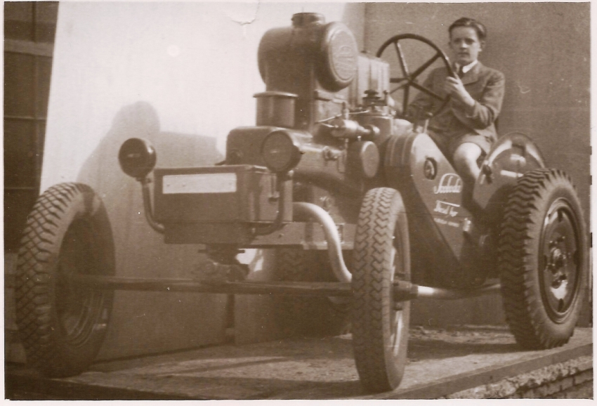 Václav Svoboda mladší na traktoru v továrně svého otce