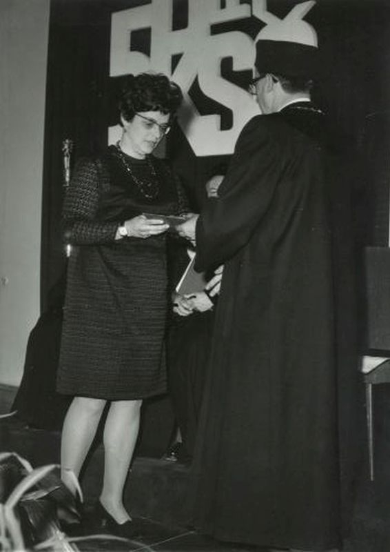 V roce 1971 absolvovala Iva Ondráčková pedagogickou fakultu v Brně. Na snímku přebírá červený diplom za výborný prospěch. Zdroj. Paměť národa / archiv pamětnice