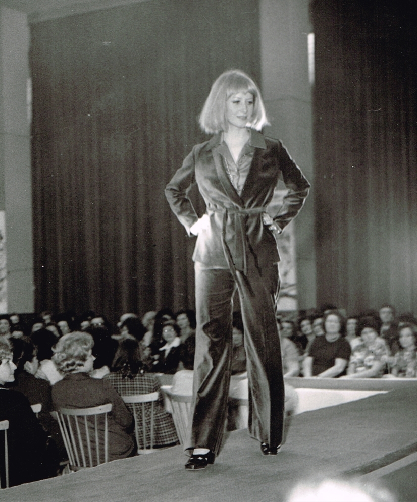 Jarmila Trávníčková na módní přehlídce v Gottwaldově roku 1975. Zdroj: archiv pamětnice