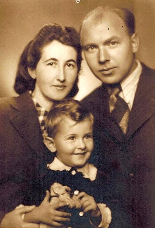 Peter Danzinger s rodici, Banska Bystrica, 1940. Zdroj: archiv pamětníka