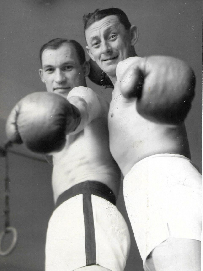 Vlasta Burian s boxerem Josefem Hampacherem, říjen 1939. Zdroj: archiv Vladimíra Justa