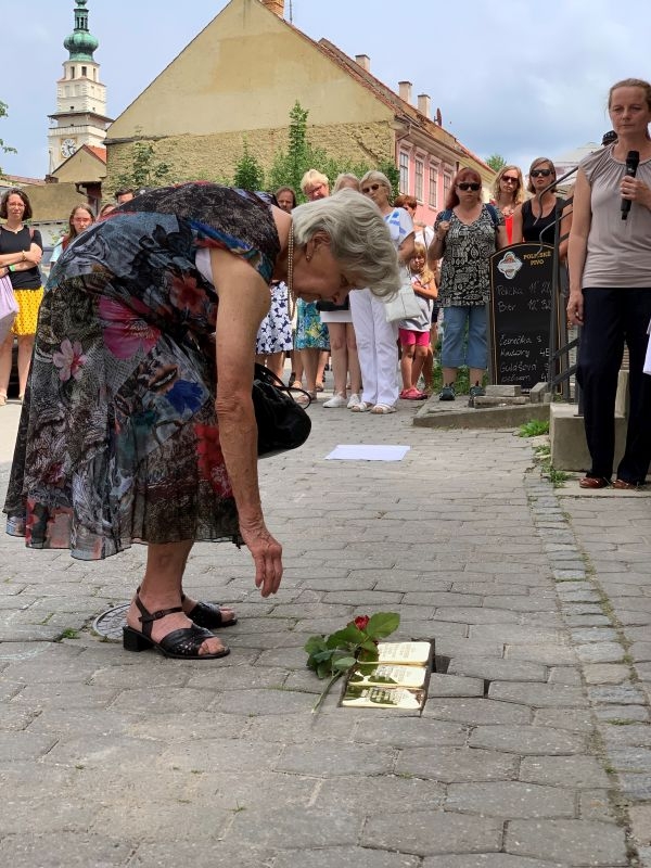 Naděžda Švédová pokládá v roce 2021 Kámen zmizelých na památku kamarádky Lily Wechsbergové
