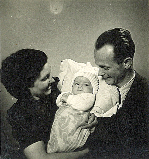 Malá Květoslava s rodiči v únoru 1941. Zdroj: archiv pamětnice