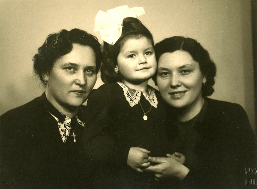 Květoslava s matkou Květou Martínkovou a babičkou Františkou Kusákovou. Obě ženy byly aktivní v odboji, po zatčení Karla Martínka v září 1944 byly vězněné. Zdroj: archiv pamětnice